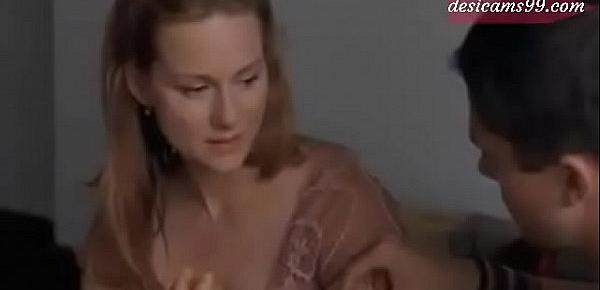  Laura Linney